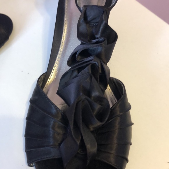 Black satin ruffle low heels - Picture 6 of 6